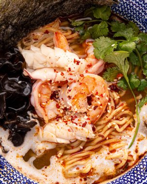 Asya ebi ramen çorbası ve karides