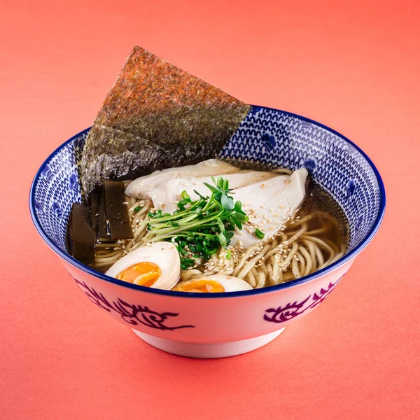 Sopa de fideos Shio ramen con pollo y huevos — Foto de Stock