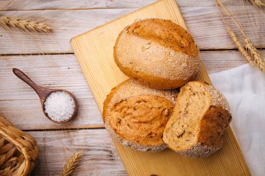Tahta masadaki buğday ekmeğiyle kompozisyon