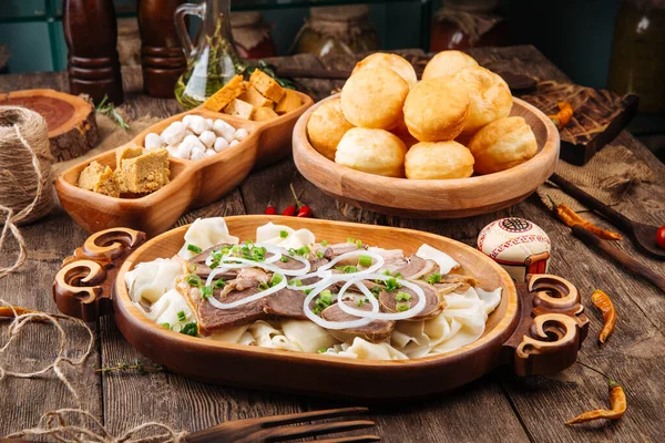 Kazak beshbarmak at eti ve haşlanmış hamurla — Stok fotoğraf