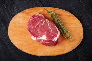 Biberiyeli çiğ et parçasının üst görünümü