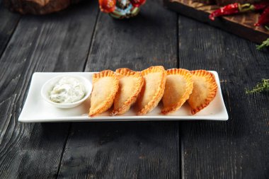 Ekşi krema soslu Doğu usulü etli börek.