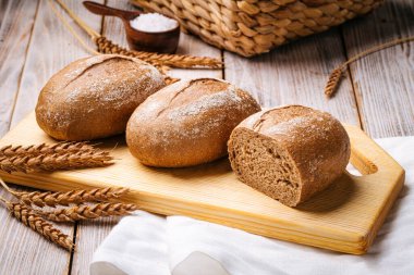 Tahta masadaki buğday ekmeğiyle kompozisyon