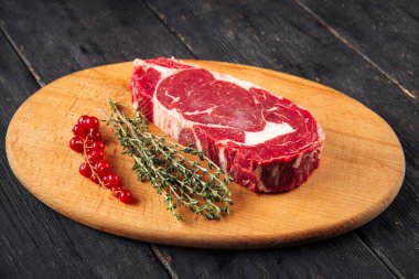 Biberiyeli çiğ et parçasına yan görünüm