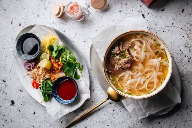 Vietnam geleneksel soslu çorba fo bo.