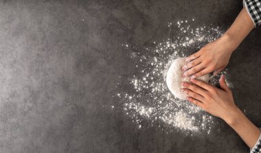 Eller un ile pizza hamuru yapıyor.