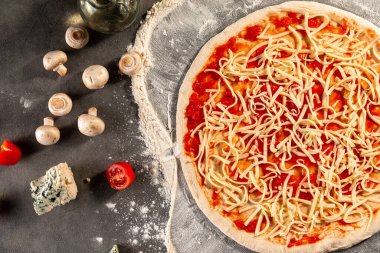 Peynirli ve domates soslu yarım pizza.