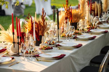 Açık hava doğa ziyafet masası. Mumlarla hazırlanmış.