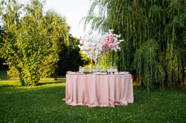 Açık hava doğa ziyafet masası. Mumlarla hazırlanmış.