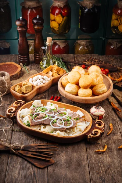 Cazaque beshbarmak com carne de cavalo e massa de farinha fervida — Fotografia de Stock