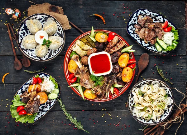 Özbek doğu mutfağının çeşitli yemeklerinin üst görünümü