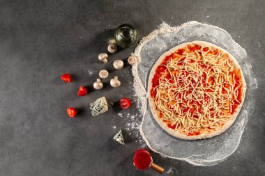 Peynirli ve domates soslu yarım pizza.