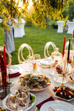 Doğulu aperatiflerle dolu ziyafet masası.