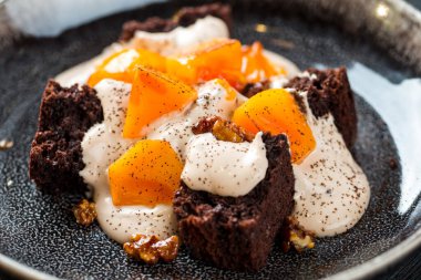 Hurma tatlısı ve kremalı bisküvi.