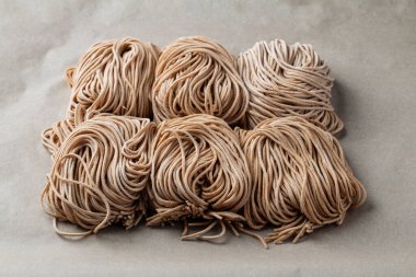 Kuru karabuğday erişteleri yuva yapar.