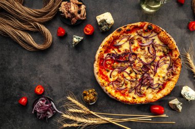 Süslü arka planda fırında soğan pizzası.