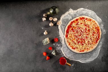 Peynirli ve domates soslu yarım pizza.