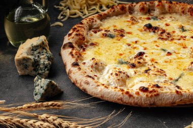 Süslü arka planda dört peynirli pizza.