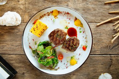 Mısır ve salatalı ızgara fileminyon biftek.