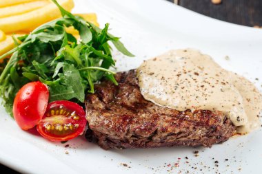 Fileminyon bifteği, patatesli mantar sosu.