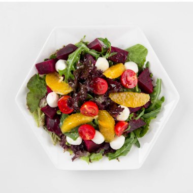 İzole pancar kökü ve beyaz mozzarella salatası.