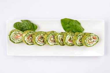 İzole edilmiş yeşil somon iştah açıcı rulo tabağı.