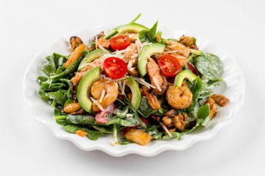 İzole edilmiş deniz ürünleri ve beyaz üzerinde avokado salatası.