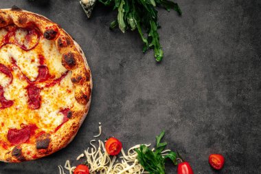 Neopolitan taze fırınlanmış pepperonili pizzanın üst görüntüsü.