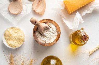 Mutfak gereçleri ve malzemelerinin üst görünümü