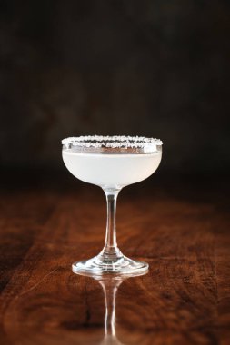 Margherita ahşap masada yansıyor.