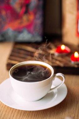 Beyaz bir fincanda taze siyah kahve.