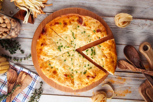 Gürcistan fırınlanmış peynirli yassı ekmek