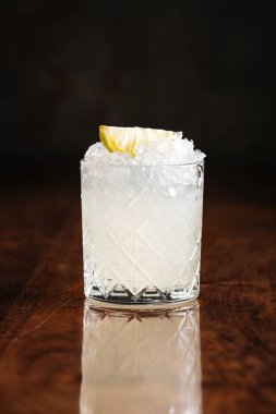 Tahta masada yansımalı cin tonik kokteyli.
