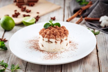 Beyaz tabakta naneli tiramisu tatlısı.