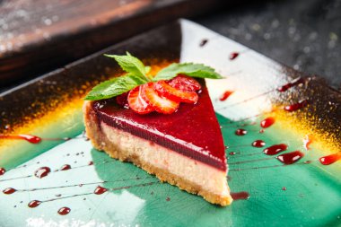 Bir dilim çilekli cheesecake 'e yaklaş.