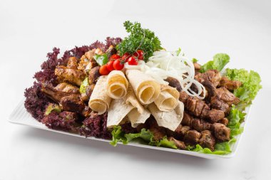 Kafkas şiş şiş şiş tepsileri beyaza dizilmiş.