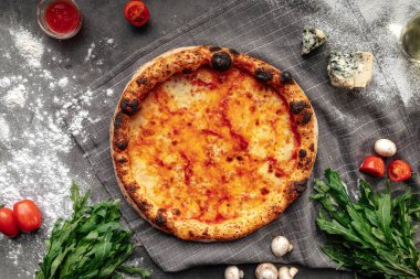 Neopolitan taze margherita pizzası.