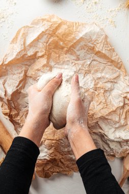 Pizza pişirmek için hamur yoğuruyorum. 