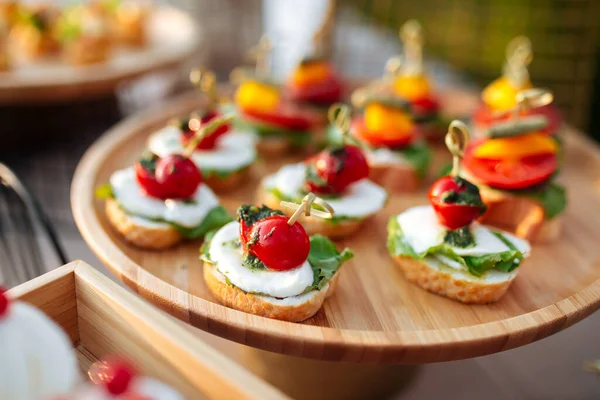 Banquete caprese bruschettas para catering — Foto de Stock