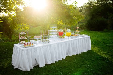 Açık hava şölen masası aperatiflerle dolu.