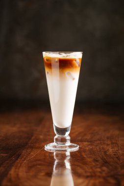 Tahta masada yansımalı kahve kokteyli.