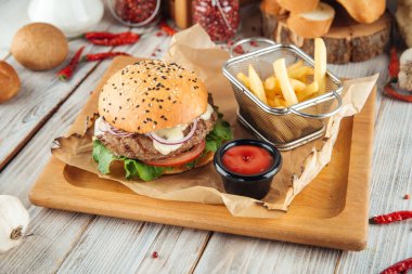 Patates kızartması ve ketçaplı klasik hamburger.