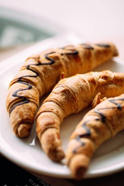 Bir tabak çikolatalı çöreğe yakından bak.