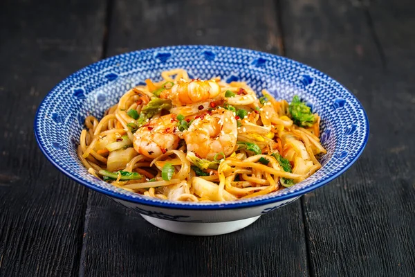 Asian seafood udon noodles in a traditional bowl — Stock Photo, Image