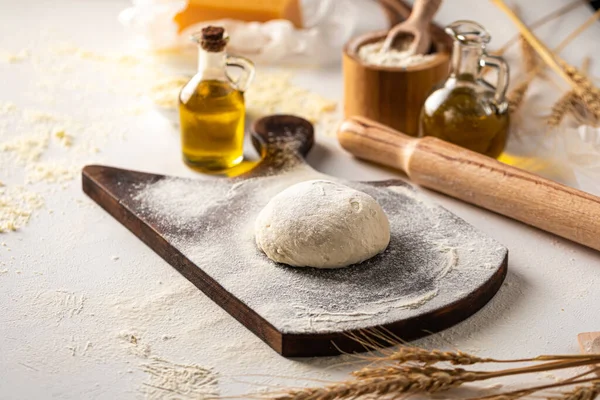 Preparation of dough for kneading pizza cooking — Stock Photo, Image