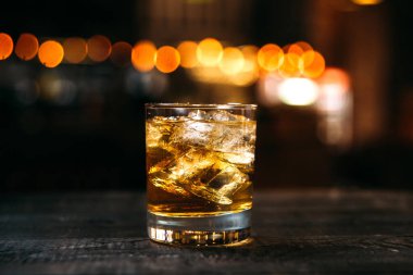 Bar masasında viski eski moda kokteyl.