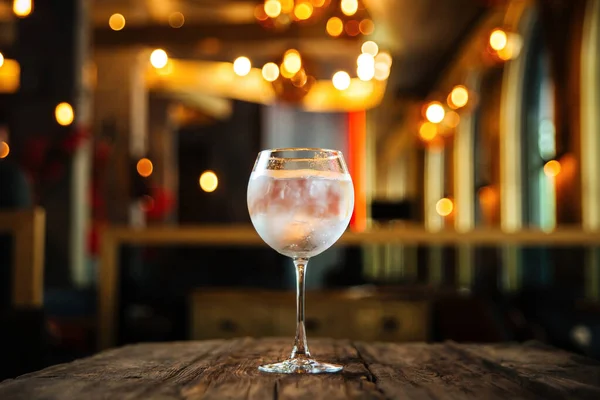 Bicchiere di gin tonic cocktail sulla scrivania di legno — Foto Stock