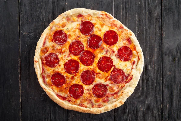 Top view a pepeproni pizza fa háttér — Stock Fotó