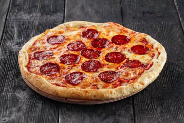 Peponi pizzasının ahşap arka planında yan görünümü