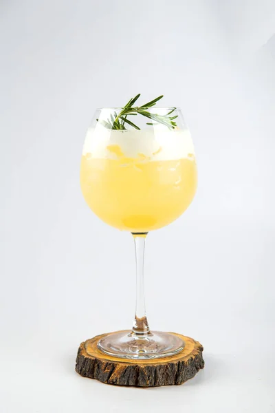 Verre isolé de cocktail jaune au romarin — Photo